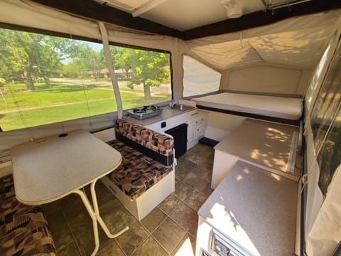 Family Friendly Popup Camper w/ Cargo Deck Tráiler remolcable in Farmers Branch