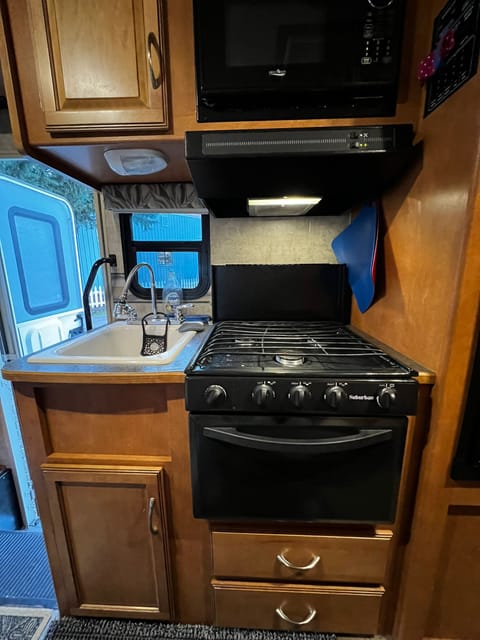 Spacious Easy To Drive 24' Winnebago Chalet 3 Beds Vehículo funcional in Talent