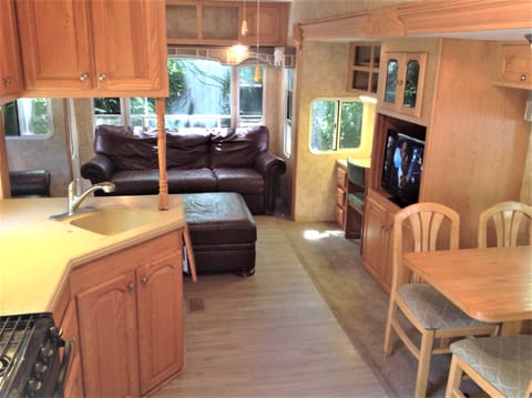 Tranquility by the Creek in 37' Fifth Wheel, 3 Slide Outs, Sleeps 2 Remorque tractable in Maggie Valley