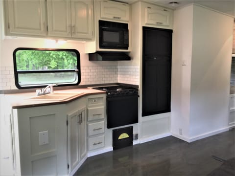 Easy to Tow 31' Fifth Wheel, Sleeps 6, Bunkbed ***We Deliver*** Towable trailer in Maggie Valley