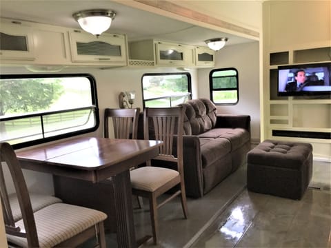Easy to Tow 31' Fifth Wheel, Sleeps 6, Bunkbed ***We Deliver*** Towable trailer in Maggie Valley