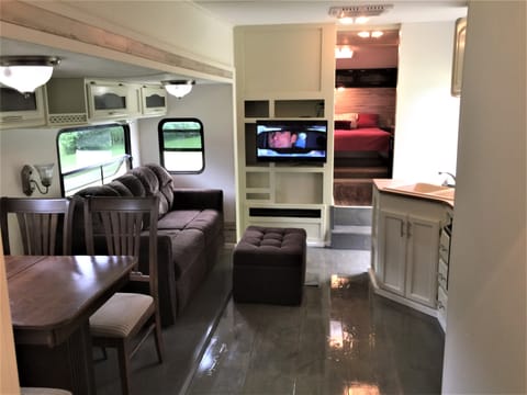 Easy to Tow 31' Fifth Wheel, Sleeps 6, Bunkbed ***We Deliver*** Towable trailer in Maggie Valley