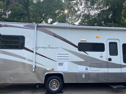 2004 Coachmen RV Leprechaun 315SS Drivable vehicle in Jackson