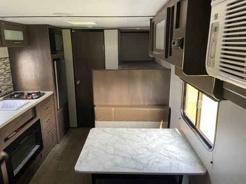 2020 Coleman Comfy Family Camper Towable trailer in Beavercreek