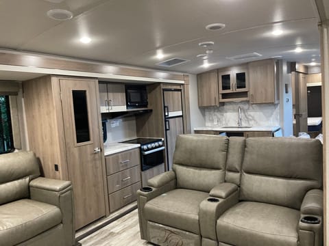 Luxury 2021 Grand Design Imagine 3100RD Towable trailer in Ramona
