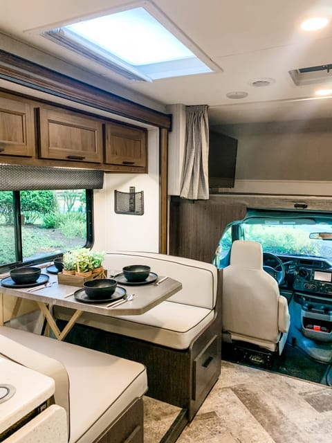 “Flying Nimbus” - Family/Pet Friendly Class C RV! Drivable vehicle in Winter Garden