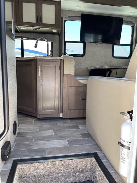 2021 Thor Motor Coach Chateau 28Z Drivable vehicle in Elk Grove