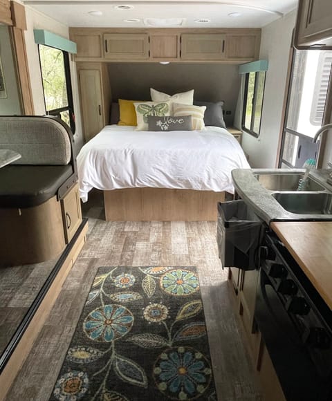 Eleanor - 2021 Winnebago Micro Minnie Trailer rebocável in Texas Hill Country