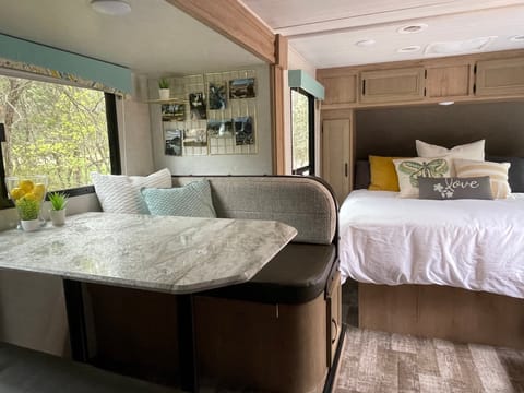 Eleanor - 2021 Winnebago Micro Minnie Trailer rebocável in Texas Hill Country