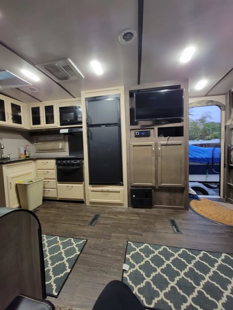 2018 Winnebago Minnie Plus 27BHSS Towable trailer in Moreno Valley