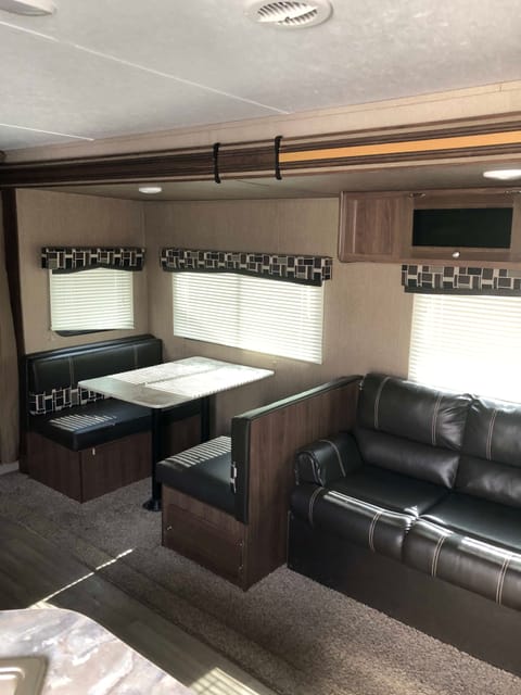 2018 Dutchmen RV Coleman Lantern Series 263BH Towable trailer in Boulder City