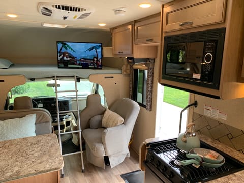 2019 Thor Four Winds 23U S3 Drivable vehicle in North Tustin