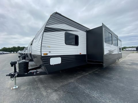 2021 Keystone Hideout LHS 318BR Towable trailer in Newaygo