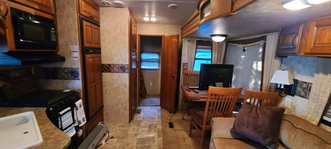 2012 Keystone RV Cougar High Country 296BHS Towable trailer in Fire Island