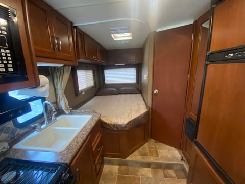 2015 Thor Motor Coach Chateau 23U Drivable vehicle in Salem