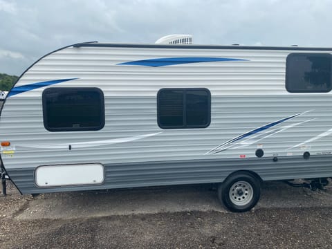 2018 Gulf Stream RV Kingsport Super Lite 199DD Towable trailer in Lewisville