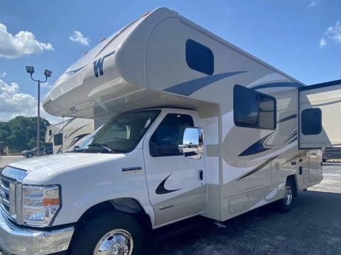 2020 Winnebago Minnie Winnie 22M Drivable vehicle in Tortolita