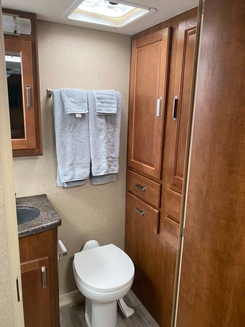 2018 Lance 27' Adventure Trailer Sleeps 4 Towable trailer in Redmond