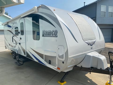 2018 Lance 27' Adventure Trailer Sleeps 4 Towable trailer in Redmond