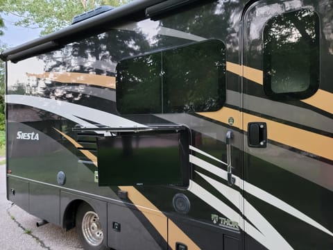 2017 Thor Motor Coach Siesta Sprinter 24SS Drivable vehicle in Winona