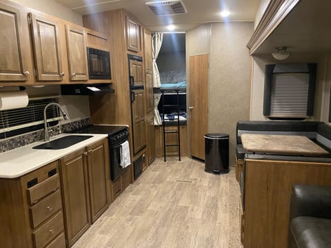 2018 Rockwood Ultra Lite 2780ws  2 large bunks Towable trailer in Divide
