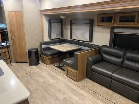 2018 Rockwood Ultra Lite 2780ws  2 large bunks Towable trailer in Divide