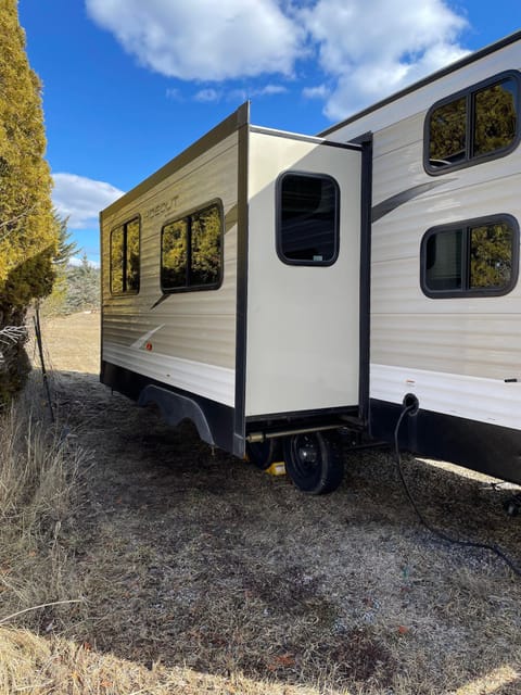 2018 Keystone RV Hideout 28BHSWE Ziehbarer Anhänger in Johnson Ranch