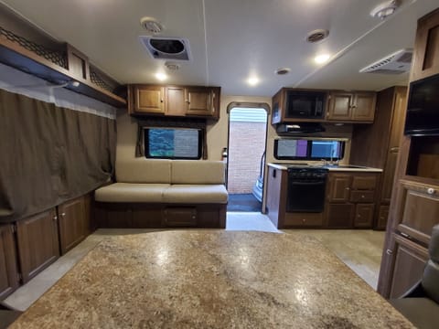 2018 Forest Rvr/Flagstaff Shamrock 233S (sleeps 9) Towable trailer in Midland