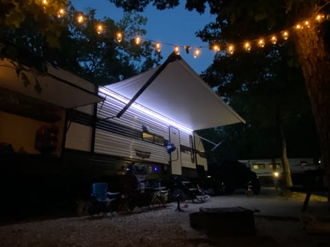 *The Happy Camper* 2021 Travel Trailer Ziehbarer Anhänger in Slidell