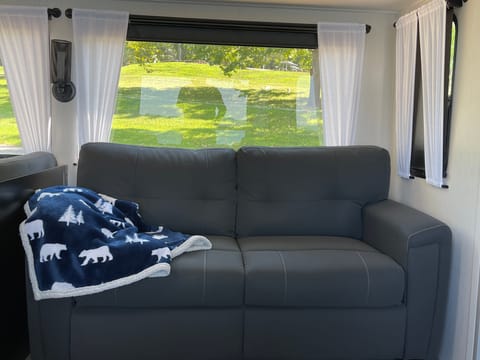Couple or Small Family RV delivered! Tráiler remolcable in Branson