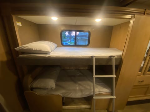 2019 Thor Motor Coach Four Winds 30D bunk house Vehículo funcional in Pomona