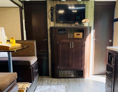 2017 Forest River RV Cherokee Grey Wolf 23DBH Tráiler remolcable in Pomona