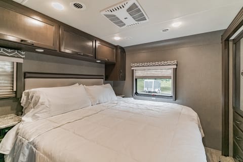 2020 Thor Motor Coach Freedom Elite -RV Goldie Drivable vehicle in Oaks
