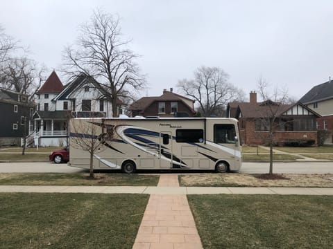 Big Crew Coach Family Rental Drivable vehicle in Schiller Park