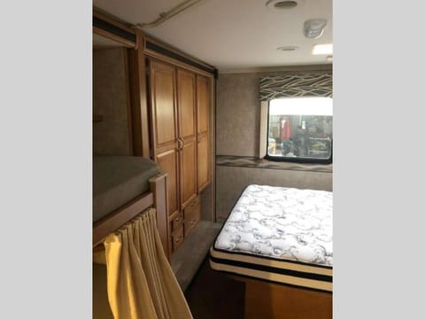 31' Winnie 10 Sleeper w Bunks - 2 SlideOuts! WiFi Drivable vehicle in Oceanside