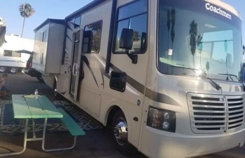 2014 Coachmen RV Pursuit GREAT CONDITION, LARGE FLOOR PLAN, BEST IN CLASS FOR A LARGE FAMILY Drivable vehicle in Flamingo Lummus