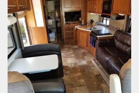 2014 Coachmen RV Pursuit GREAT CONDITION, LARGE FLOOR PLAN, BEST IN CLASS FOR A LARGE FAMILY Véhicule routier in Flamingo Lummus