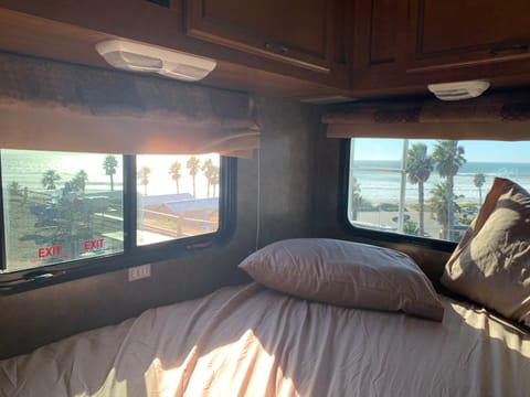2014 Thor Motor Coach Four Winds 23U Drivable vehicle in Woodland Hills