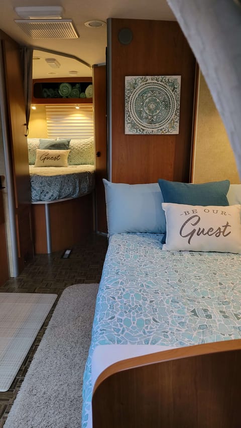 Live your RV dreams!  Glamping with this diesel! Drivable vehicle in Holyoke