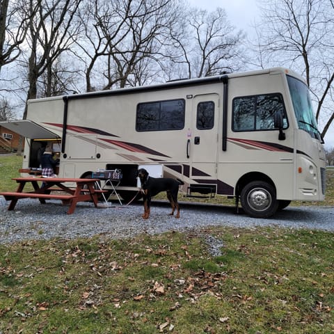 Phoenixville and Beyond Class A RV Glamping! Drivable vehicle in Oaks