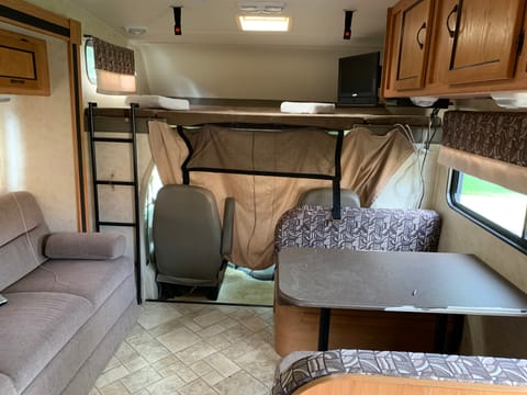 2010 Coachmen RV Freelander 32BH Drivable vehicle in Kingsport