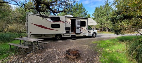 Best Floorplan For Families - 2014 Jayco Redhawk Drivable vehicle in Lacey