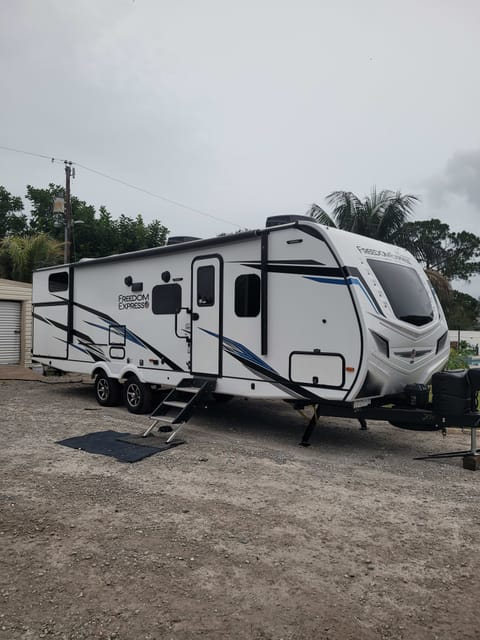 2022 Coachmen RV Freedom Express Liberty Edition 279RLDSLE Towable trailer in Palm Bay