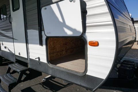 2017 Coleman Lantern 28' Offers Guaranteed Rentals Towable trailer in Nampa