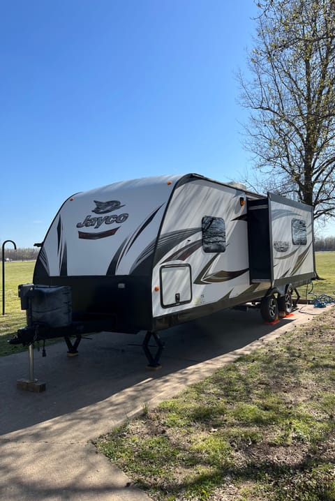 Amazing Family Getaway Camper. Towable trailer in Searcy