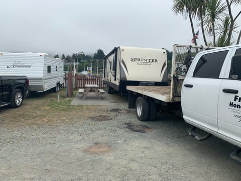 Pet Friendly Keystone RV Sprinter Campfire Edition Tráiler remolcable in Central Point