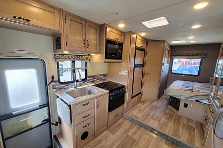 Jessie Presented by Tim's RV Rentals With Solar Véhicule routier in West Park