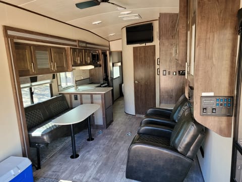 2018 Heartland Fuel 305 Towable trailer in San Tan Valley