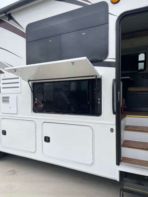 2019 Entegra Coach Vision 29F (Fully Renovated) Vehículo funcional in Menifee