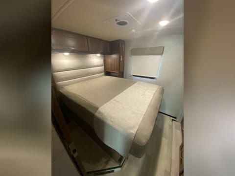 2021 Winnebago Vista 31B Drivable vehicle in Upland